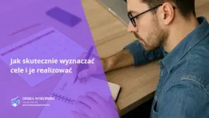 Osoba planująca cele i zadania w kalendarzu przy biurku